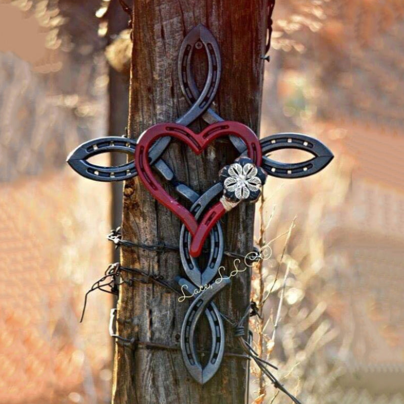 Croix en fer à cheval naturel avec coeur